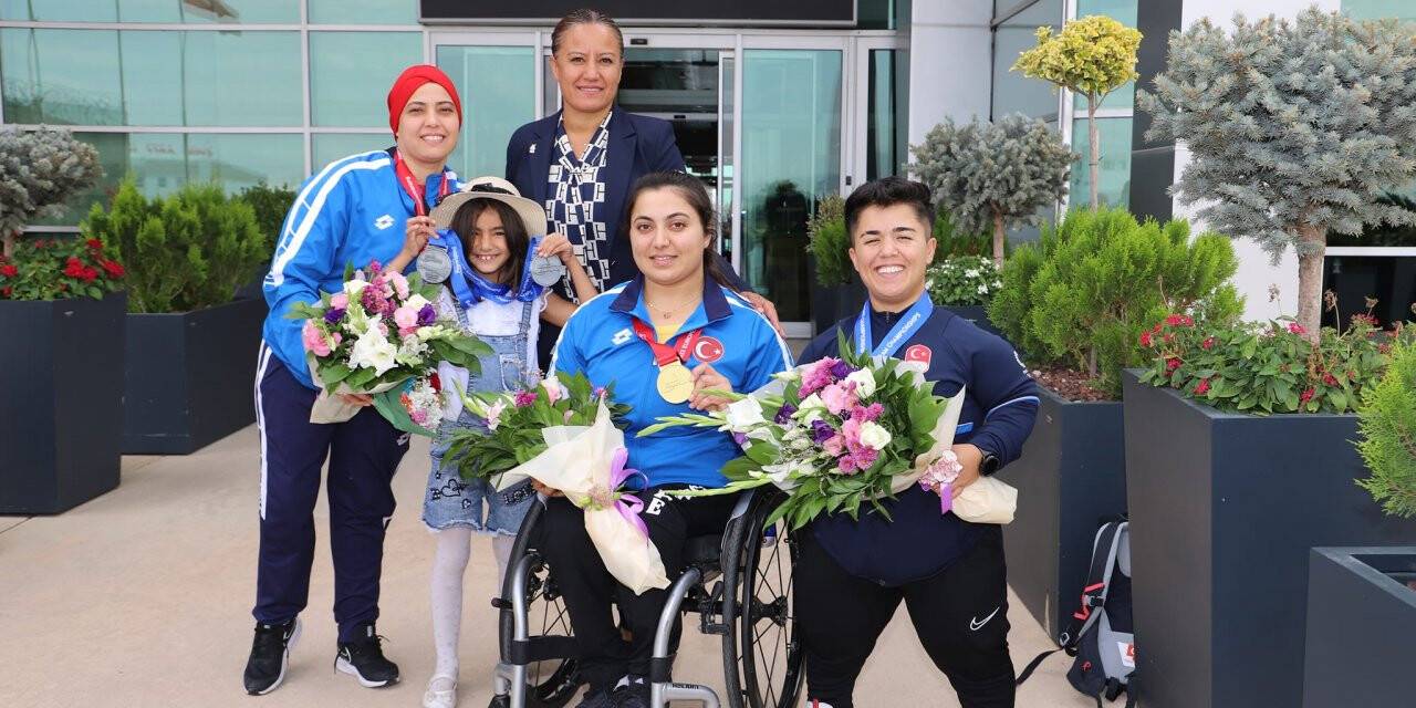 Şampiyonlar çiçeklerle karşılandı