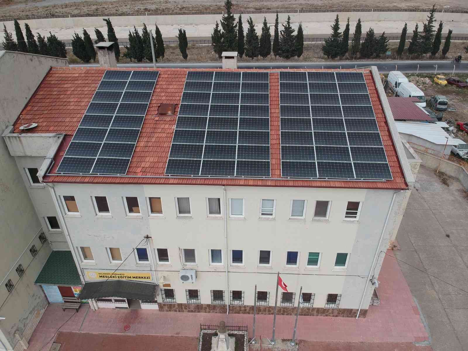 Okulun çatısına GES kurdular, elektrik satarak laboratuvar yaptılar