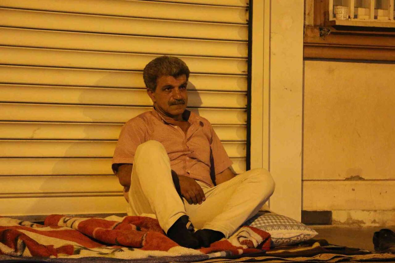 HDP binasının önüne yatak serip evladı için gece nöbet tutan baba oğluna çağrıda bulundu