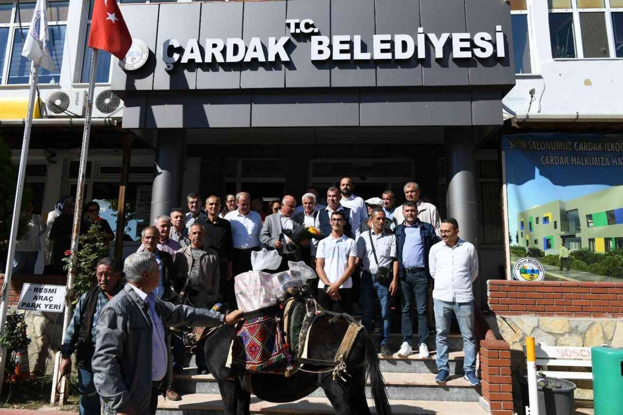 Güreş ağası, 1 milyon 17 bin TL olan ağalık parasını katırla getirdi