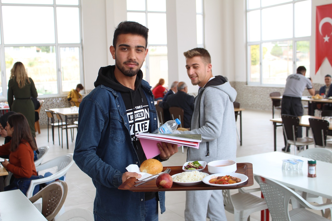 Yunak'ta öğrencilere ücretsiz yemek uygulaması başladı