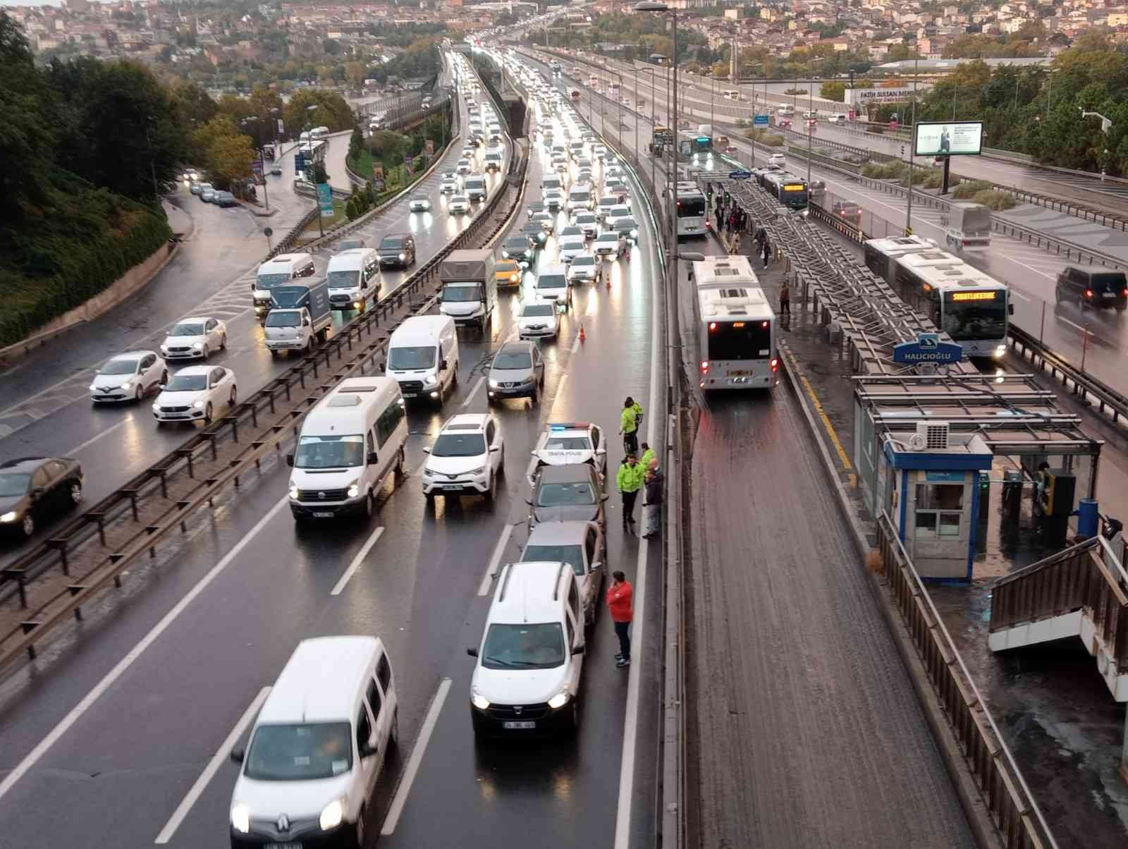 İstanbul’da sağanak yağış yoğun trafiğe sebep olurken yağışla beraber ortaya çıkan gökkuşağı kartpostallık manzara oluşturdu