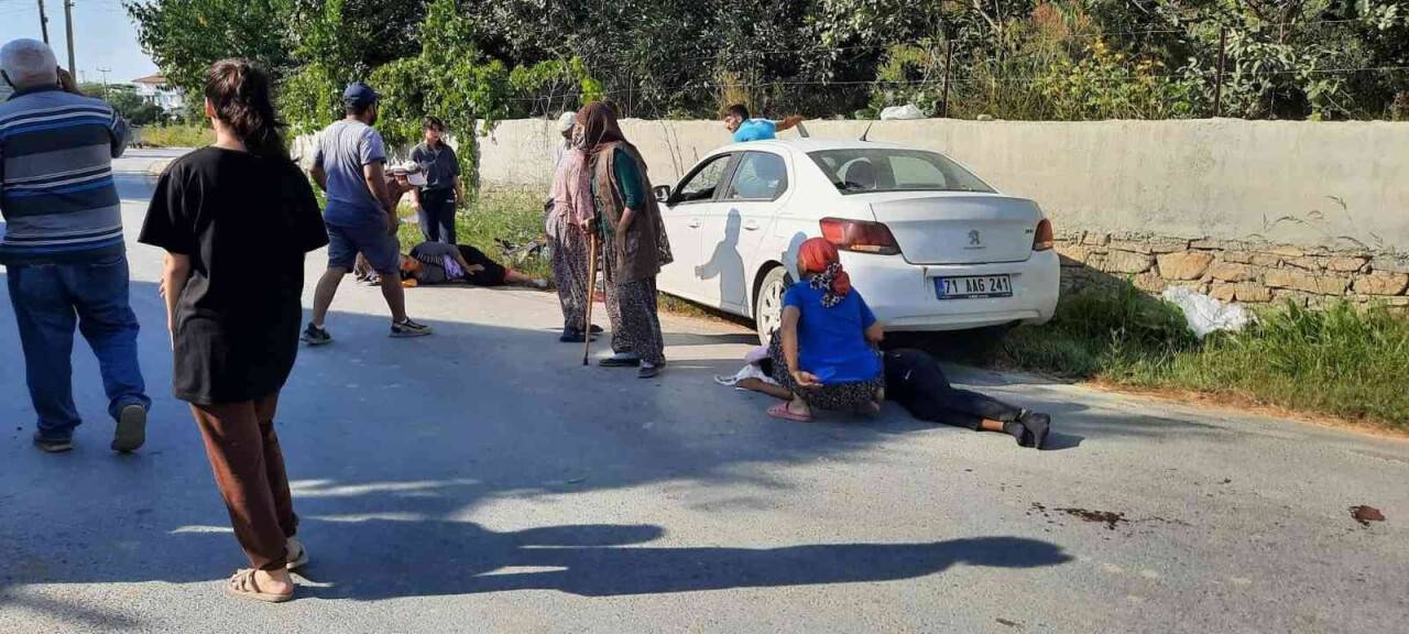 Manavgat’ta motosiklet ile otomobil çarpıştı: 4 yaralı