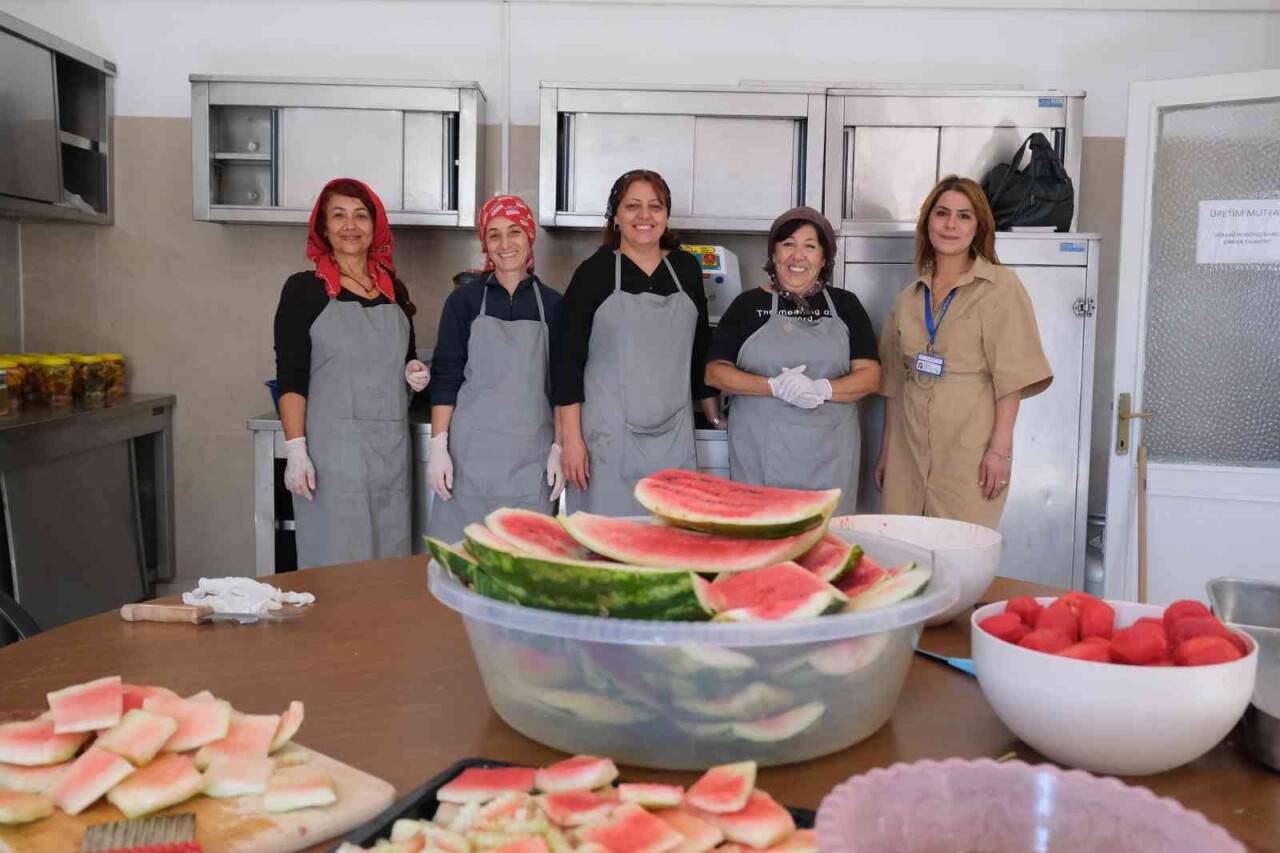 Ayvalık’ta kooperatif mutfağında kış hazırlıkları