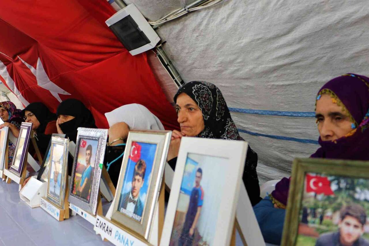 Çocuklarını terör örgütüne kaptıran ailelerin direnişi sürüyor