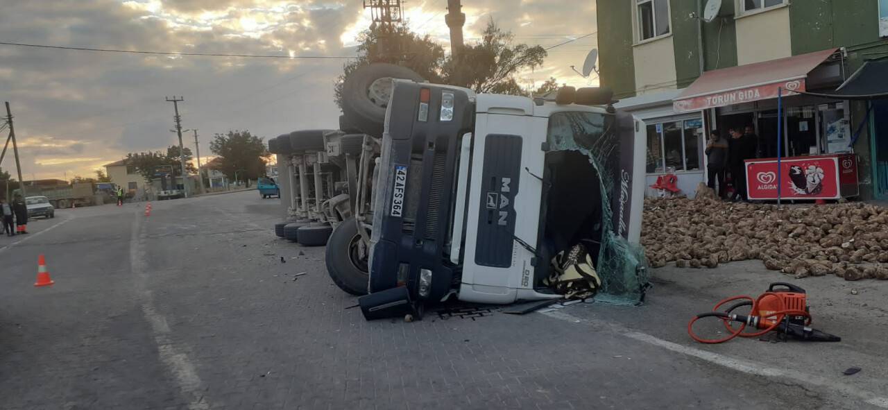 Konya’da tır devrildi, sürücüsü öldü