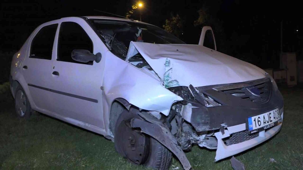 Bursa’da kontrolden çıkan araç bariyerlere çarptı