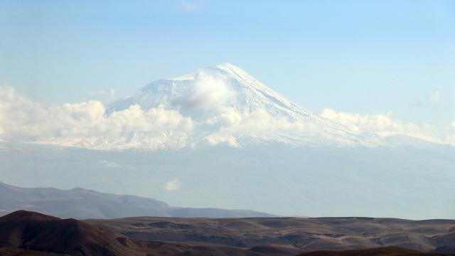 Türkiye'nin en yüksek noktası Ağrı Dağı karla kaplandı