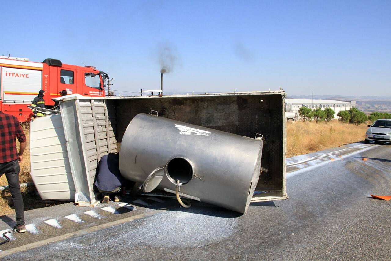 Lastiği patlayan süt kamyoneti yan yattı: 1 yaralı