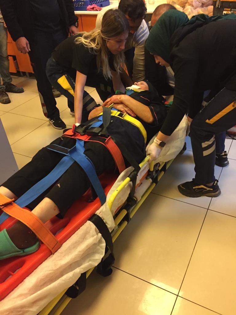 KYK yurdunda asansörün kapısına kafası sıkışan kadın yaralandı