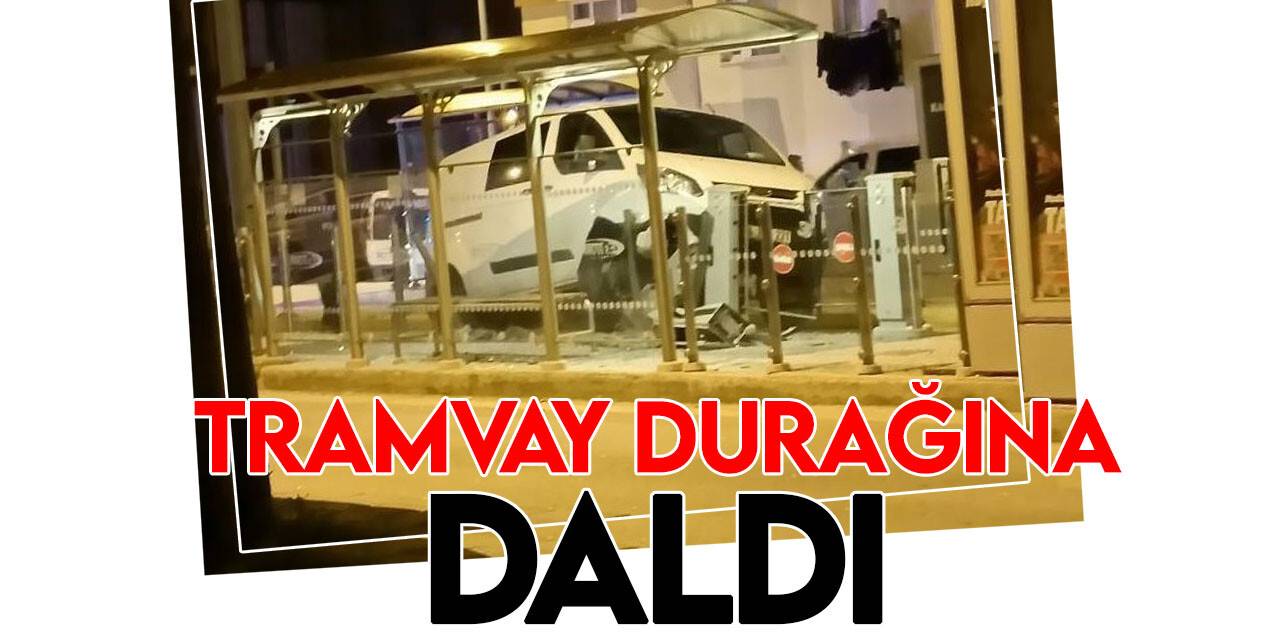 Minibüs tramvay durağına daldı, faciadan dönüldü