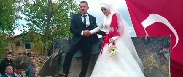 Operatör damat, gelinini kız evinden kepçeyle aldı