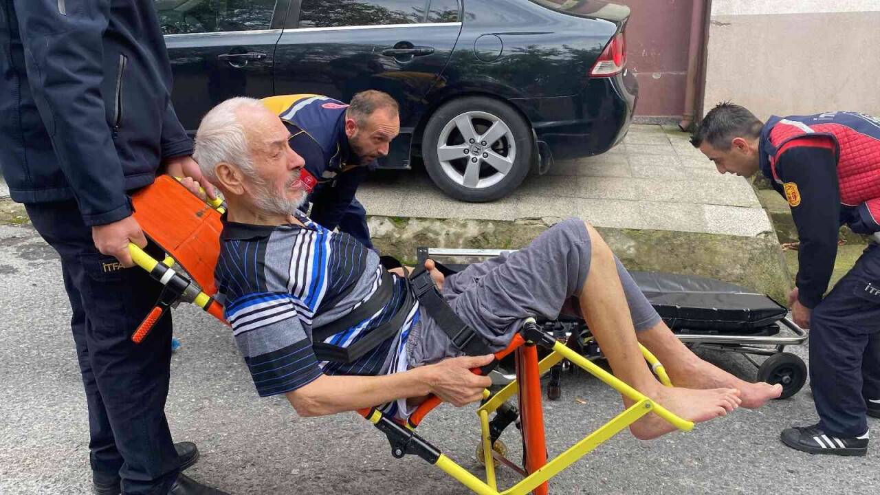 Felçli adam yalnız kaldığı evde ölmekten korkup hüngür hüngür ağladı