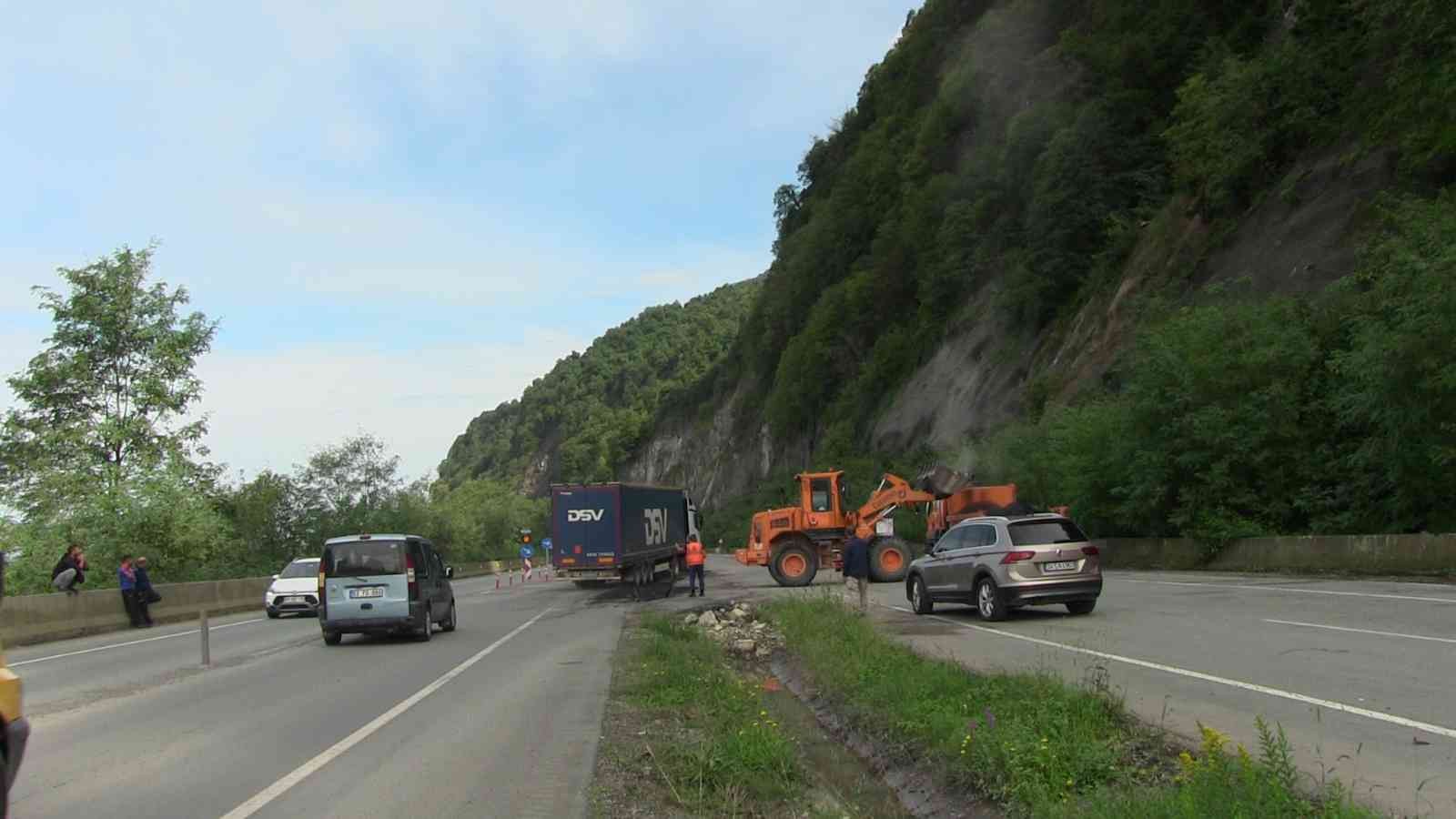 Heyelan nedeniyle kapanan Hopa-Kemalpaşa karayolu trafiğe açıldı