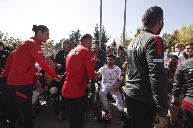 Ampute Futbol Milli Takımı'ndan Ankara Şehir Hastanesi'ndeki hastalara moral ziyareti