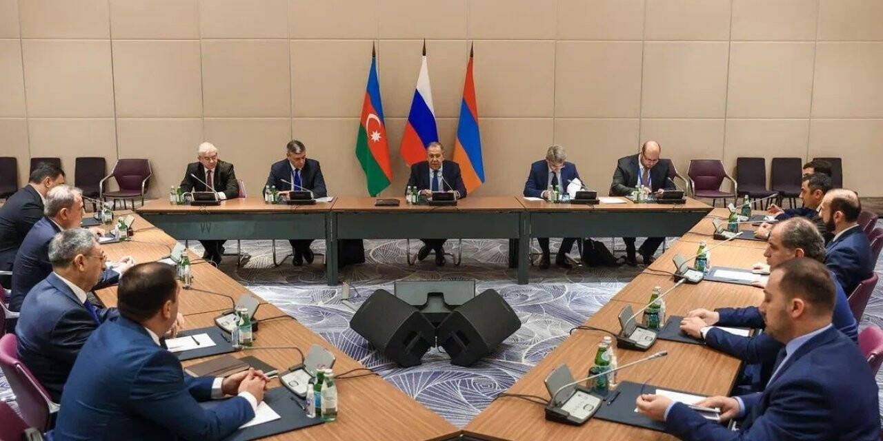 Azerbaycan, Ermenistan ve Rusya Dışişleri Bakanları Astana’da görüştü