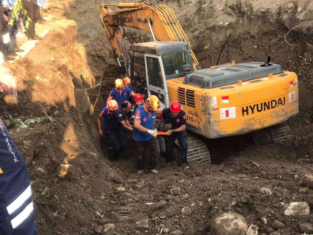 Define aramak için kazdıkları toprağın altında kalan gencin cesedine ulaşıldı