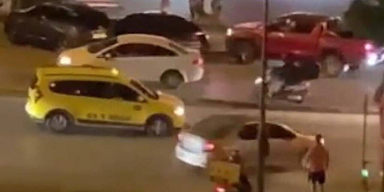 Gençlerin yumruklu kavgası anbean görüntülendi