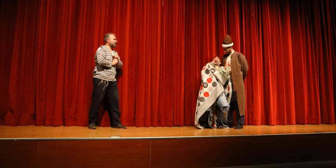 “Ziyafet Sofrası” Başakşehirli tiyatro severlerle buluştu