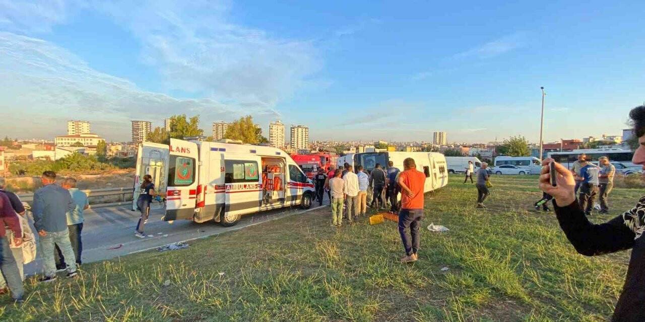 Adana’da işçileri taşıyan midibüs devrildi: 16 yaralı