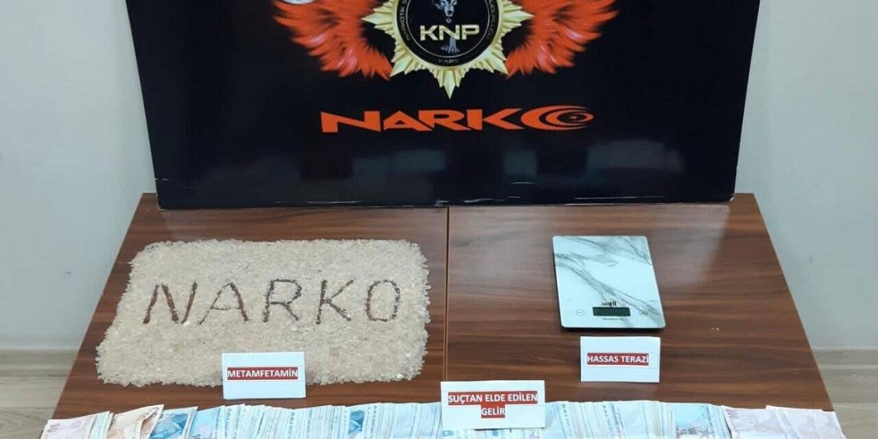 Kars’ta araç tavan lambasına saklanan uyuşturucu polise takıldı