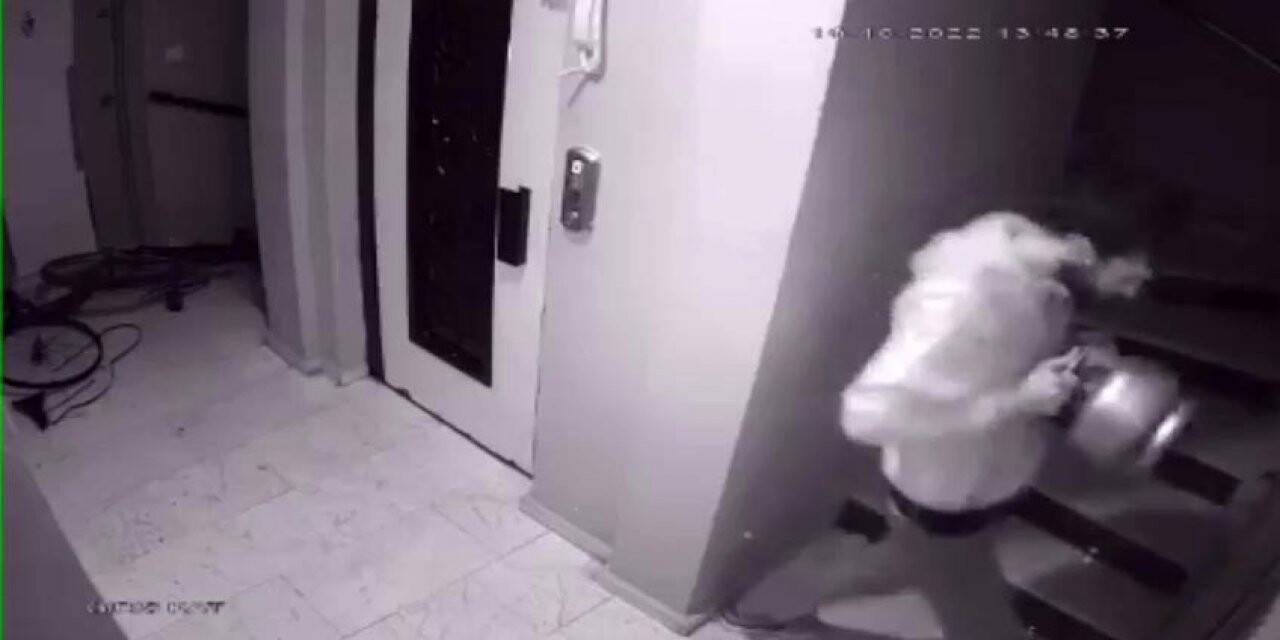 Komşusunun kapısını piknik tüpüyle kırdı