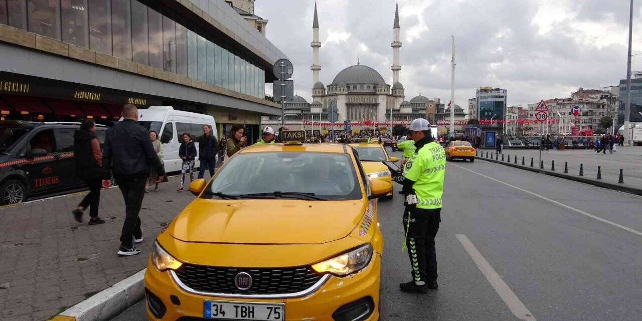 Ceza yiyen taksiciden polise küstah tepki: "Bazen size yapılanları hak ediyorsunuz"