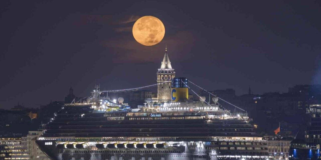 İstanbul’da dolunay manzarası mest etti