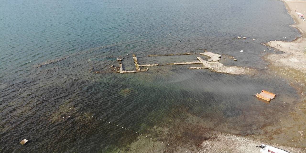 Kuraklık vurdu...2 bin yıllık tarihi bazilika resmen su üzerine çıktı