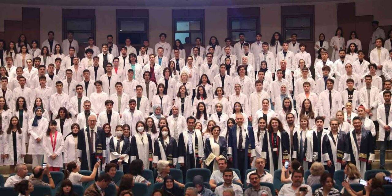 DEÜ’de geleceğin hekimleri beyaz önlük giydi
