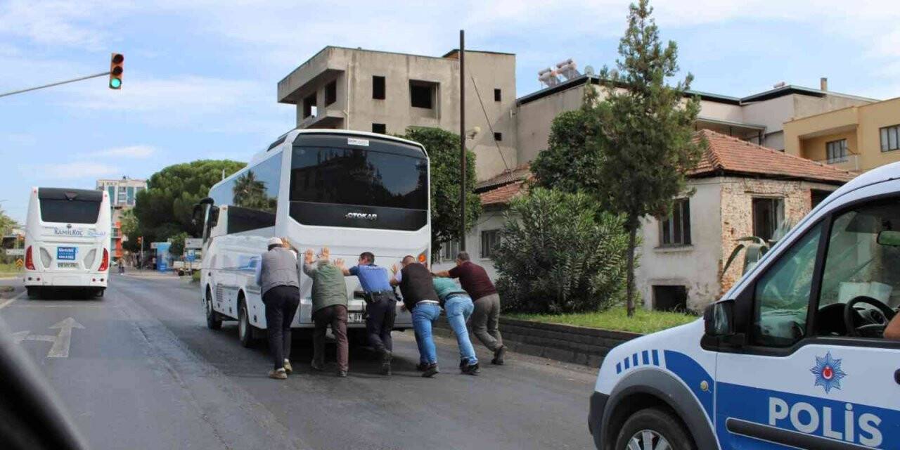 Yolda kalan otobüsün imdadına polis ekipleri yetişti