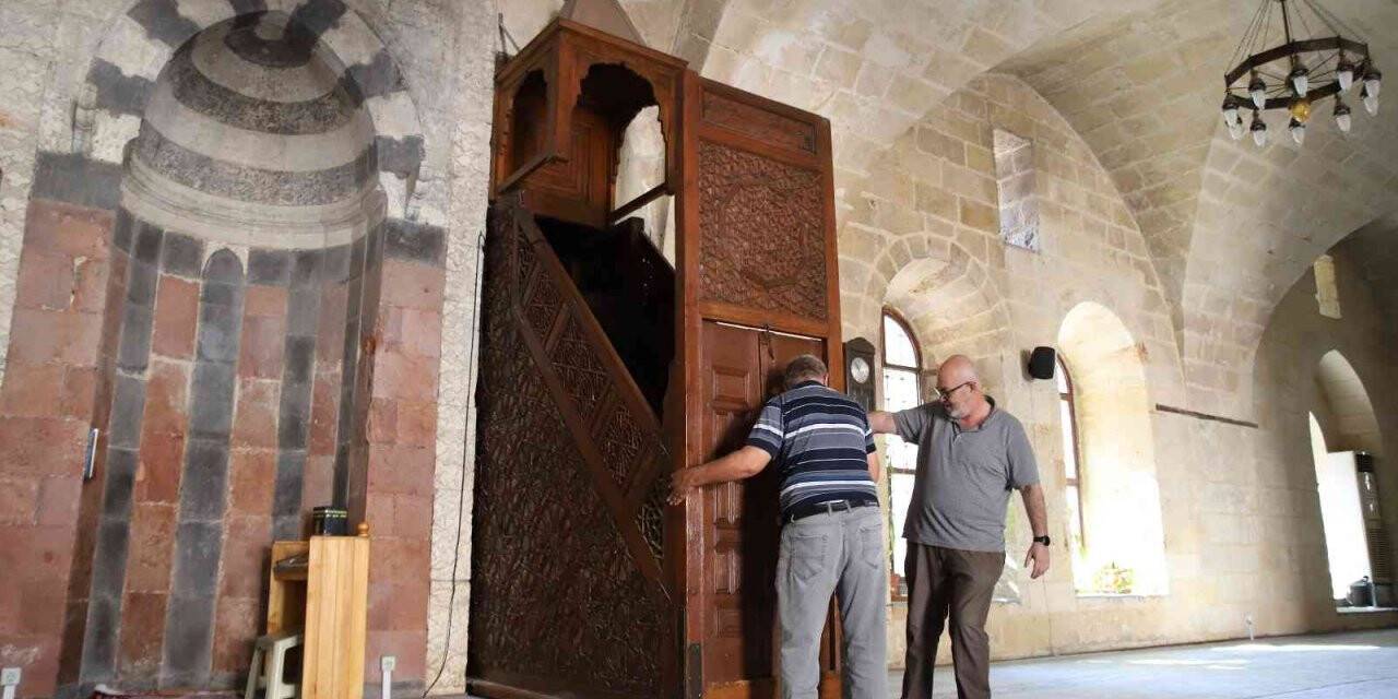 Dünyada ilk: 7 asırlık camide raylı minber