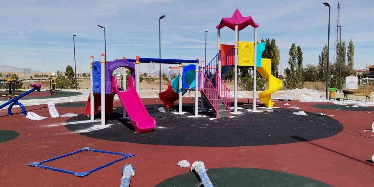 Altıntaş’ta Kent Park’ta engelsiz oyun alanları tamamlandı