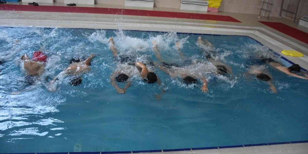 Afyonkarahisar’da yüzme bilmeyen kalmayacak