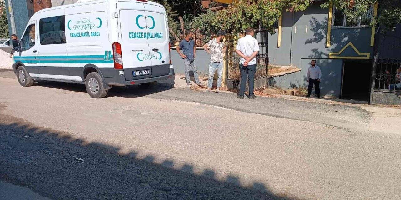 Çalıştığı iş yerinin deposunda ölü bulundu