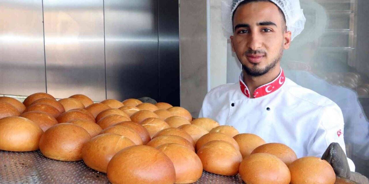Lise öğrencileri günde 4 bin 850 adet ekmek üretiyor