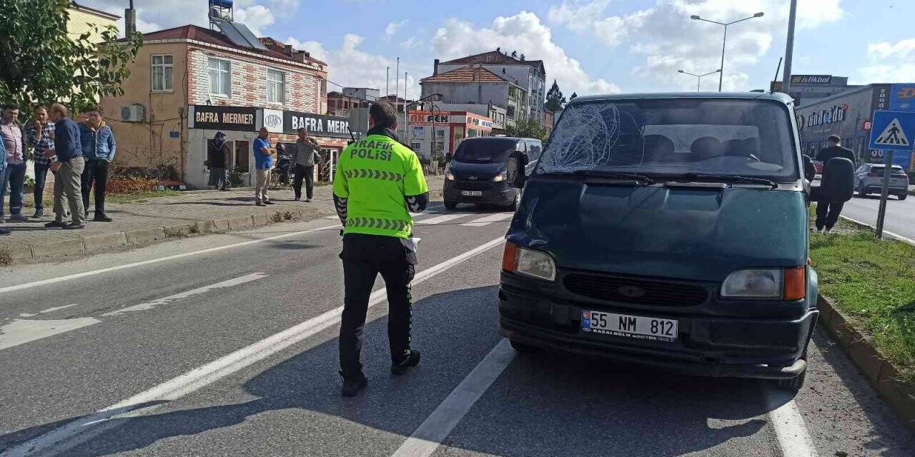 Yaya geçidinde minibüsün çarptığı bisikletli ağır yaralandı