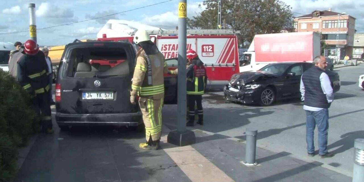 Arnavutköy’de 2 araç kavşakta bir birbirlerine girdi: 3 yaralı