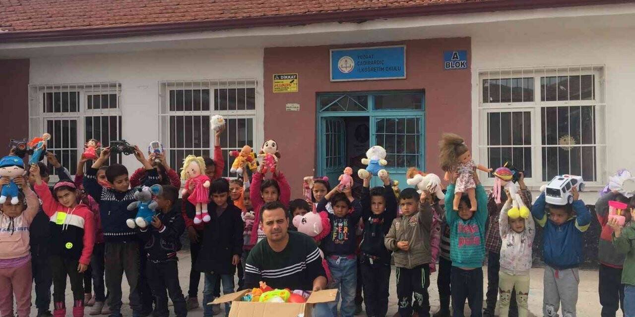 “Oyuncak kardeşliği” köy okulu öğrencilerinin yüzünü güldürdü