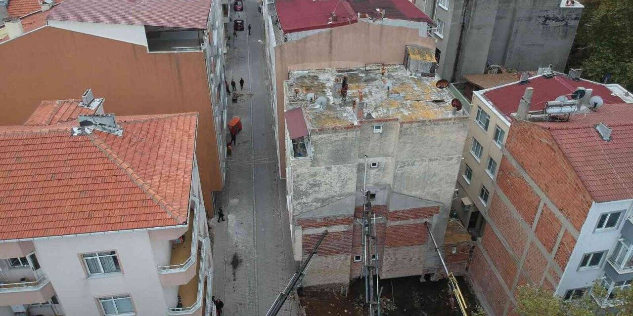 Sinop’ta yıkılma tehlikesi oluşan binada çalışmalar devam ediyor