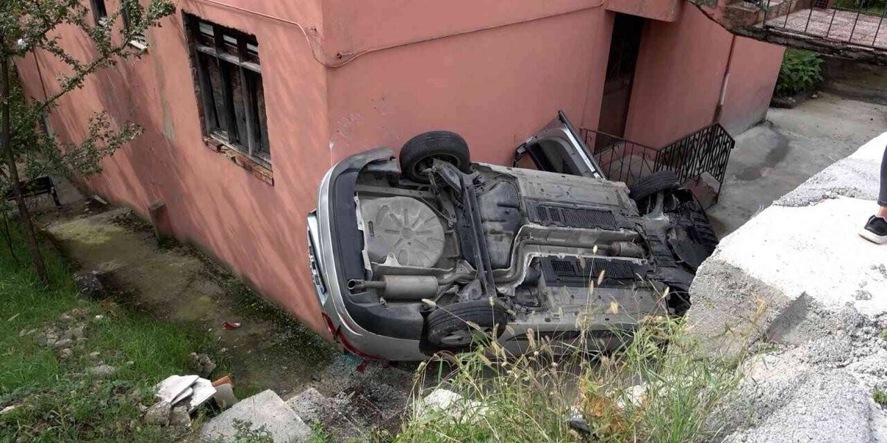 Direksiyon hakimiyetini kaybetti, evin bahçesine uçtu