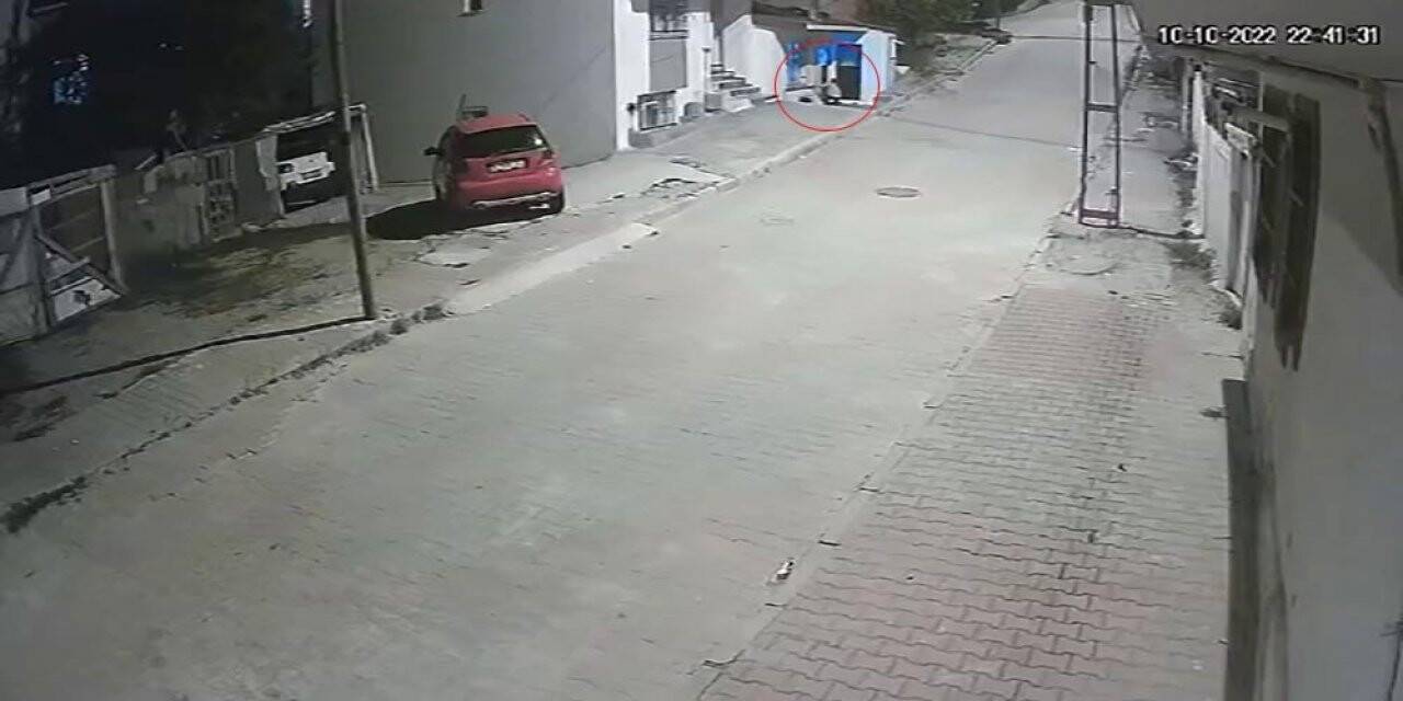 Arnavutköy’de beğendiği ayakkabıyı çalmak için geri döndü