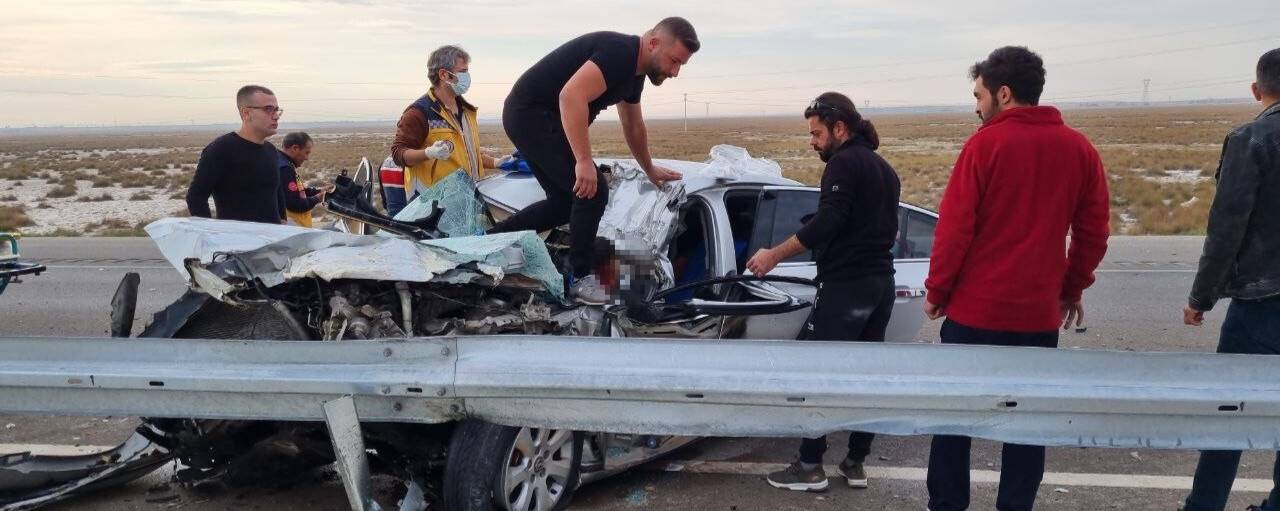 Kimi arabanın üzerine çıktı, kimi levyeyle ayırmaya çalıştı