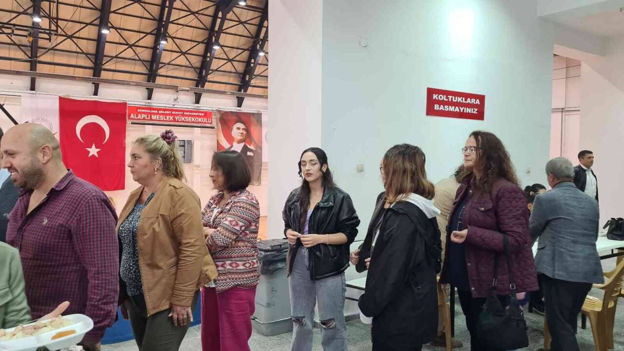 Ölen madenciler anısına pilav dağıttı