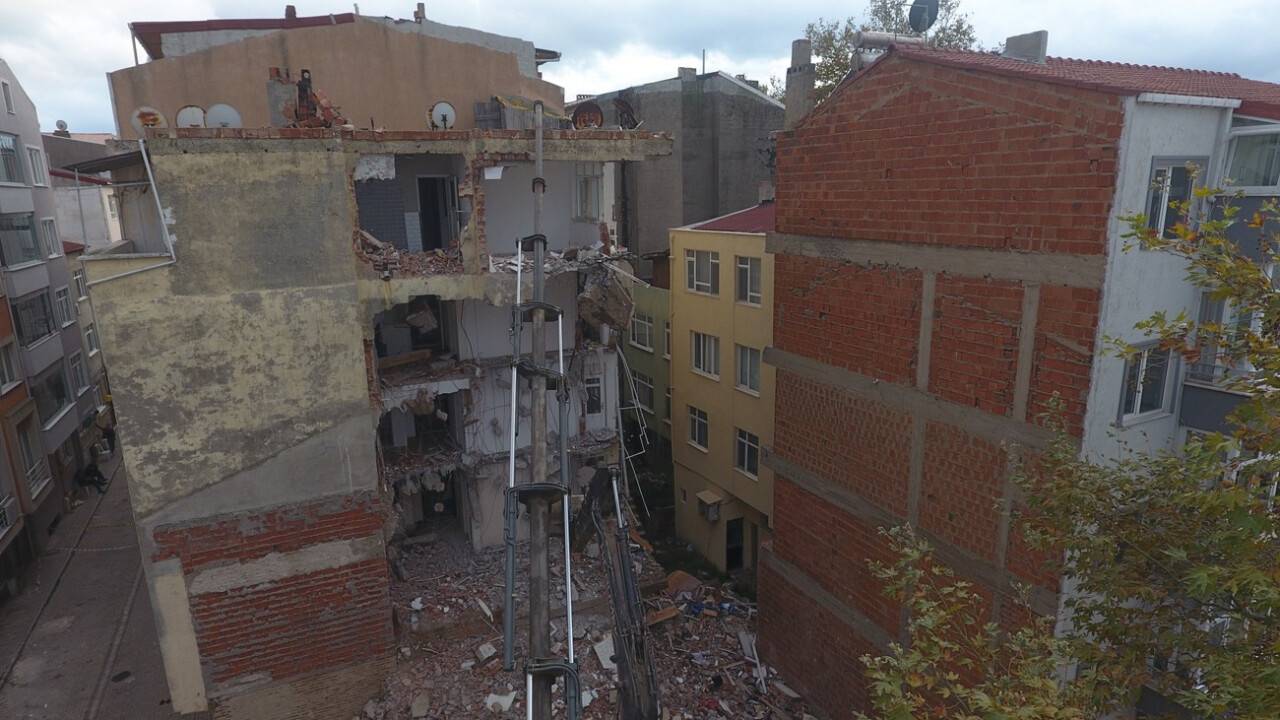 Sinop’ta temelinde kayma meydana gelen binada yıkım işlemleri başladı