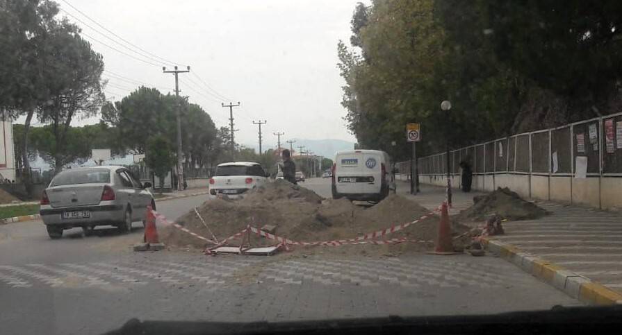 Motosikletiyle kum yığınına çarpan genç ağır şekilde yaralandı