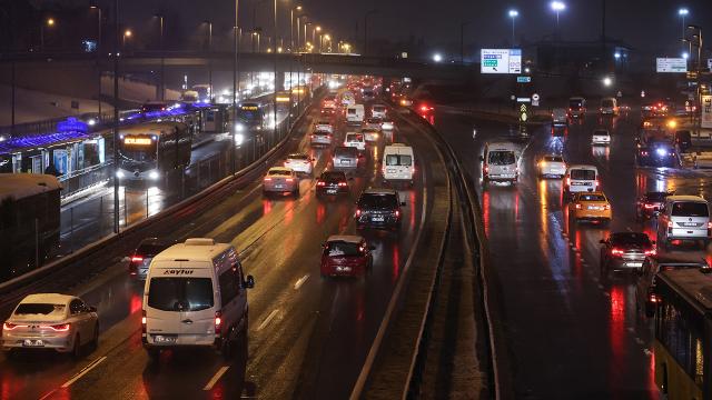 İstanbul'da akşam saatlerinde trafik yoğunluğu yaşanıyor
