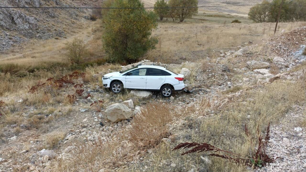 Düğüne giderken şarampole uçtular