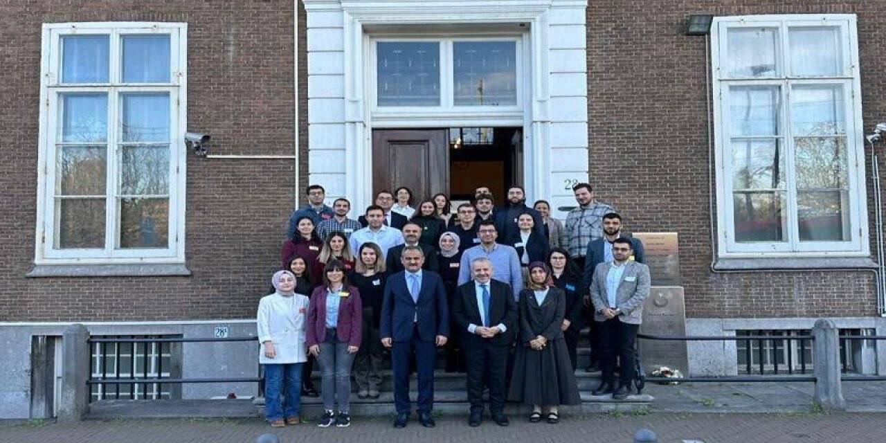 Bakan Özer, YLSY bursuyla Hollanda’da eğitim alan öğrencilerle bir araya geldi