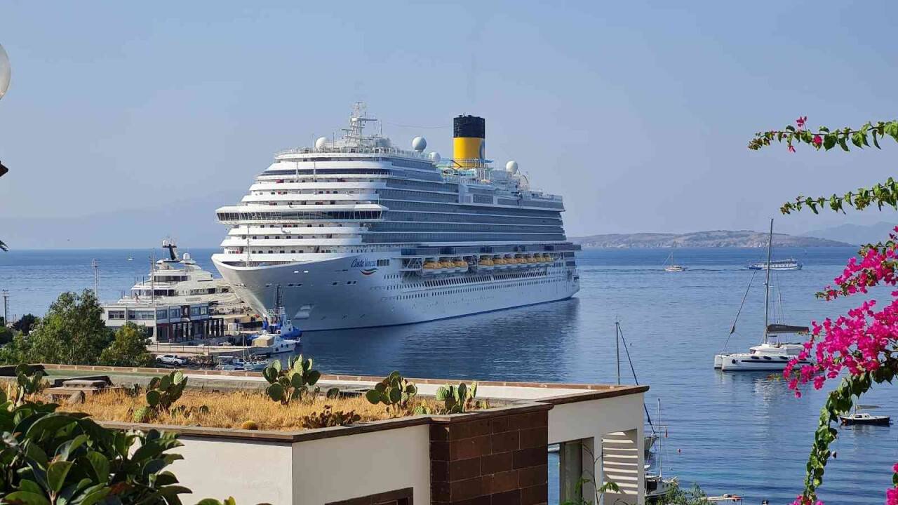 Dev gemiyi gören telefona sarıldı